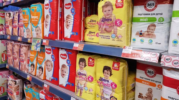 Rusia San Petersburgo 2020 Estantes Con Pañales Para Bebés Supermercado — Foto de Stock