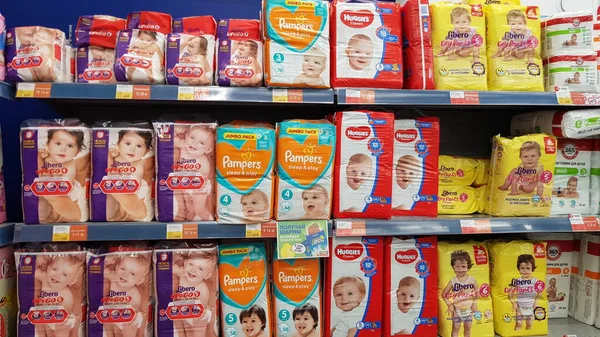 Rusya Petersburg 2020 Rafları Bebek Bezleri Süpermarkette — Stok fotoğraf
