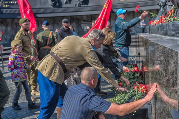 在胜利日那天 人们在列宁格勒的卫士纪念碑前献上鲜花 — 图库照片
