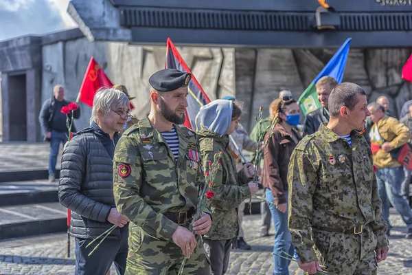 Rusia San Petersburgo 2020 Gente Pone Flores Monumento Los Defensores —  Fotos de Stock