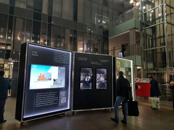 Rusko Moskva 2019 Železniční Stanice Leningradsky Cestující Čekají Příjezd Vlaku — Stock fotografie