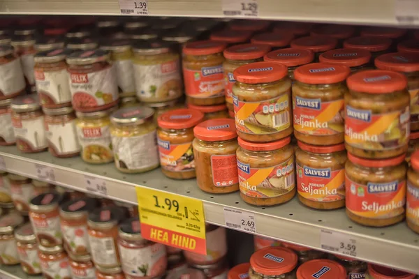 俄罗斯圣彼得堡09 2020银行在验尸期间将腌菜和罐头食品放在超市货架上 — 图库照片