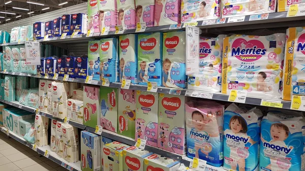 Rusia San Petersburgo 2020 Pampers Para Niños Estante Supermercado — Foto de Stock