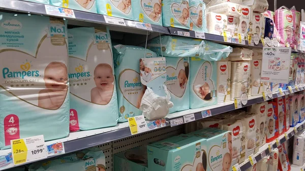 Rusia San Petersburgo 2020 Pampers Para Niños Estante Supermercado — Foto de Stock