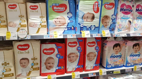 Rusia San Petersburgo 2020 Pampers Para Niños Estante Supermercado — Foto de Stock