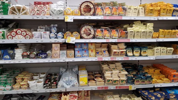 俄罗斯圣彼得堡 2020年12月19日奶酪在超级市场的一个货架上出售 — 图库照片