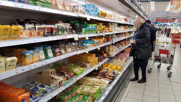 Rússia São Petersburgo 2020 Queijo Venda Uma Prateleira Supermercado — Fotografia de Stock