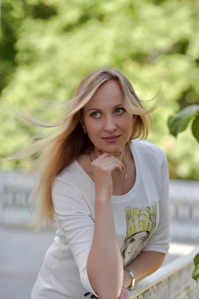 Retrato Una Rubia Años Sobre Fondo Parque —  Fotos de Stock