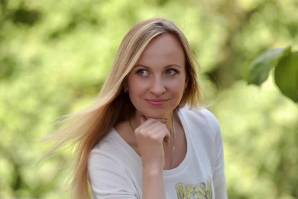 Porträtt Årig Blondin Mot Bakgrund Parken — Stockfoto