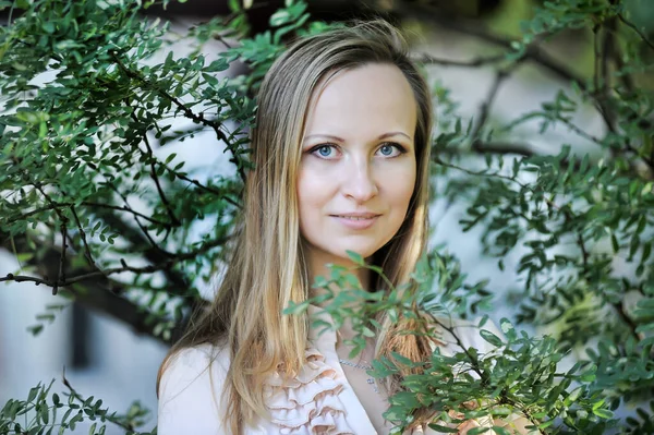 Retrato Anos Idade Mulher Loira Parque — Fotografia de Stock