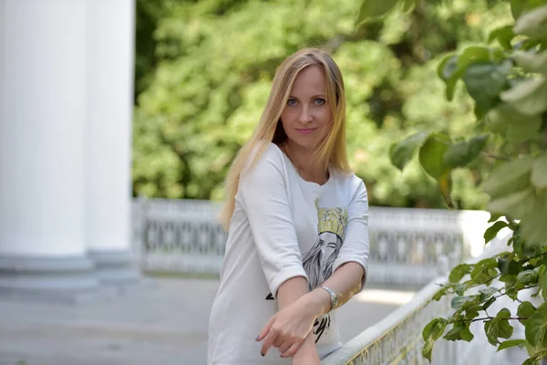 Retrato Mujer Rubia Años Parque —  Fotos de Stock