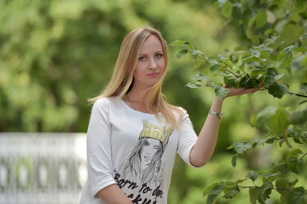 Portrét Třicetileté Blondýny Parku — Stock fotografie