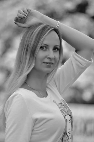 Portrait Monochrome Femme Blonde Ans Dans Parc — Photo