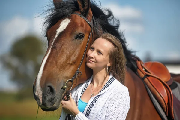 Retrato Mujer Rubia Años Con Caballo — Foto de Stock