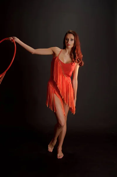 Brunette Sexy Rouge Sur Fond Noir Avec Cerceau Gymnaste Danseuse — Photo