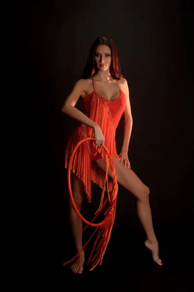 Morena Sexy Vermelho Fundo Preto Com Aro Ginasta Dançarina — Fotografia de Stock