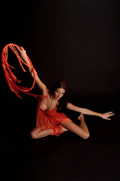 Siyah Arka Planda Çember Jimnastikçi Dansçı Ile Kırmızı Elbiseli Seksi — Stok fotoğraf