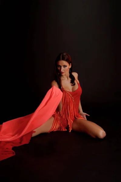 Sexy Brünette Roten Anzug Auf Dunklem Hintergrund Studio — Stockfoto