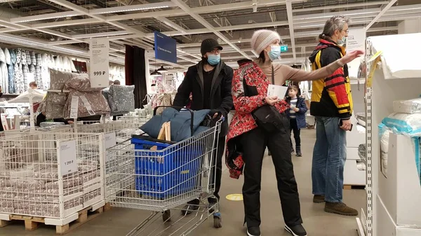 Rusia San Petersburgo 2021 Personas Con Máscaras Ikea Durante Epidemia — Foto de Stock