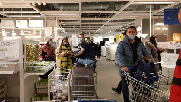 Russia San Pietroburgo 2021 Persone Che Indossano Maschere Ikea Durante — Foto Stock