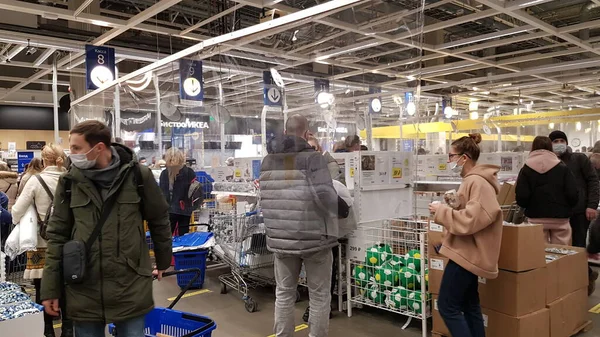 Rússia São Petersburgo 2021 Pessoas Usando Máscaras Ikea Durante Epidemia — Fotografia de Stock