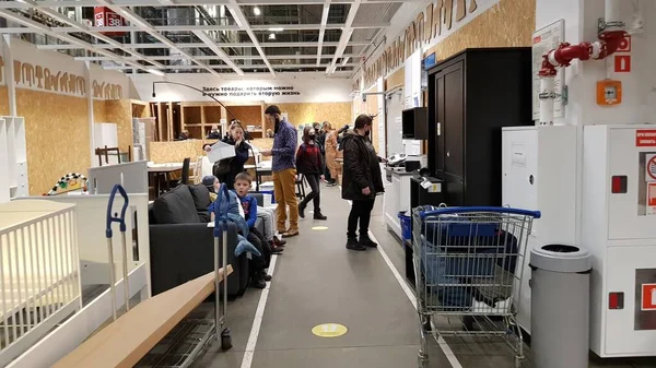 Rusia Petersburg 2021 Orang Orang Memakai Topeng Ikea Selama Epidemi — Stok Foto