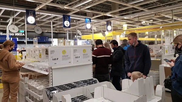 Rússia São Petersburgo 2021 Pessoas Usando Máscaras Ikea Durante Epidemia — Fotografia de Stock