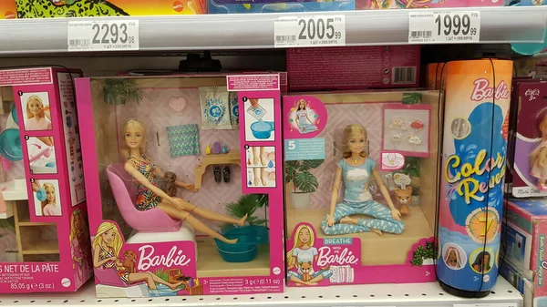 俄罗斯圣彼得堡2021年1月2日带有玩具娃娃的包装在超级市场上销售 — 图库照片