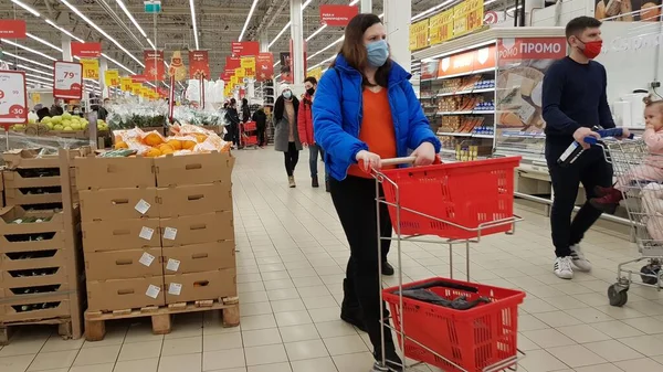 Oroszország Szentpétervár 2021 Maszkot Viselő Vásárlók Coronavírus Járvány Idején Boltban — Stock Fotó