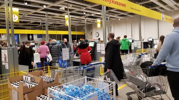 Rússia São Petersburgo 2021 Compradores Mascarados Fazem Fila Caixa Durante — Fotografia de Stock