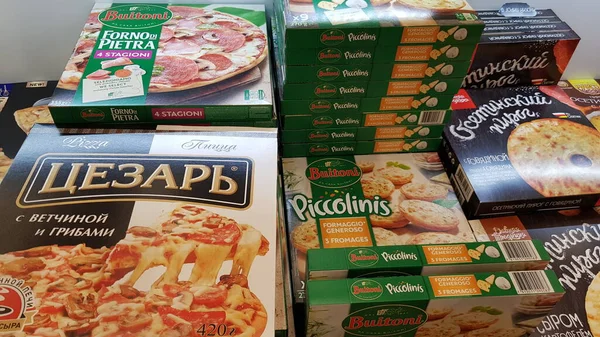 Rosja Sankt Petersburg 2021 Opakowania Mrożoną Pizzą Sprzedaż Supermarkecie — Zdjęcie stockowe