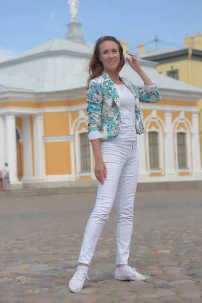 Yazın Beyaz Pantolonlu Renkli Ceketli Mutlu Esmer — Stok fotoğraf