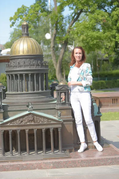 Morena Feliz Pantalones Blancos Chaqueta Colores Verano — Foto de Stock