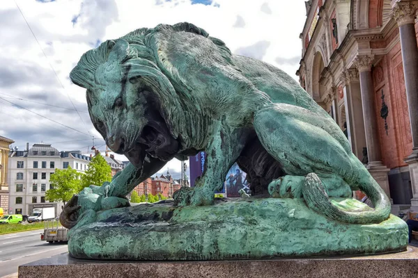 Copenhague Dinamarca 2016 Escultura Bronze Estátua Leão Guarda Fora Museu — Fotografia de Stock