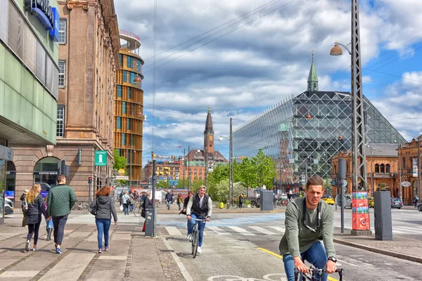 コペンハーゲン デンマーク 2016 コペンハーゲンのストリートライフ 市内中心部の自転車に乗る人々 — ストック写真