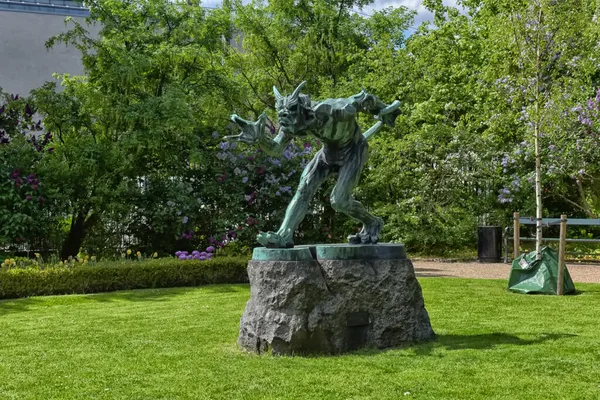 丹麦哥本哈根丹麦哥本哈根丹麦哥本哈根的一座艺术博物馆Ny Carlsberg Glyptotek前公园里的青铜恶魔雕像 — 图库照片