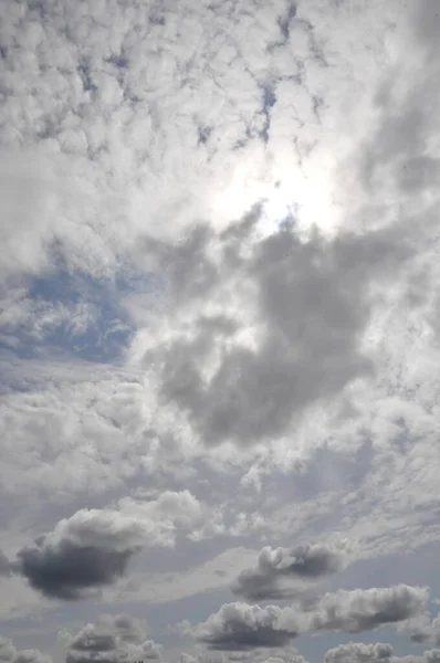 Όμορφα Καλοκαιρινά Σύννεφα Στον Γαλάζιο Ουρανό Από Κοντά — Φωτογραφία Αρχείου