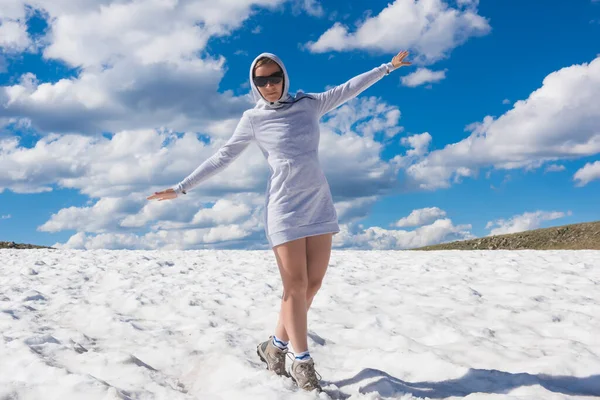 Chica Gafas Sol Verano Nieve Parque Montaña Colorado —  Fotos de Stock