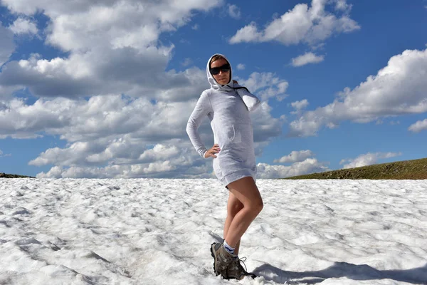 Chica Gafas Sol Verano Nieve Parque Montaña Colorado —  Fotos de Stock