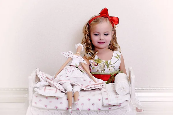 Bukleli Güzel Sarışın Kız Klasik Bir Bebekle Oynuyor — Stok fotoğraf