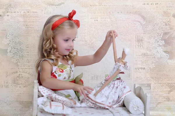 Little Beautiful Blonde Girl Curls Plays Vintage Doll — Stock Photo, Image