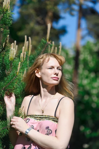 Dospělá Blondýna Žena Létě Parku Borovice — Stock fotografie