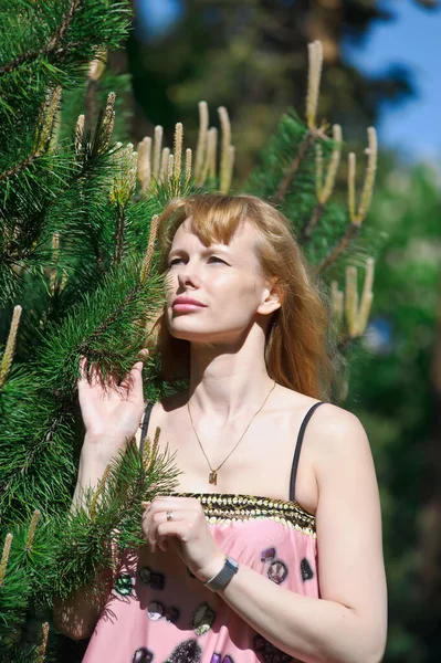 Volwassen Blonde Vrouw Zomer Het Park Door Dennen — Stockfoto