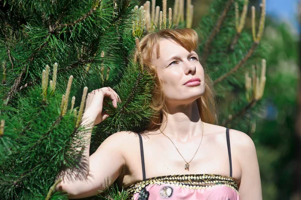 Vuxen Blond Kvinna Sommaren Parken Vid Tallskogen — Stockfoto