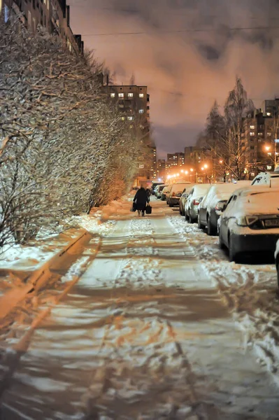 Oroszország Szentpétervár 2018 Város Alvóterülete Téli Hóesés Után Esti Fényekben — Stock Fotó