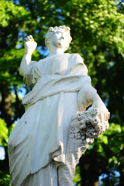 俄罗斯圣彼得堡 2018年7月20日彼得霍夫公园大理石雕塑 — 图库照片