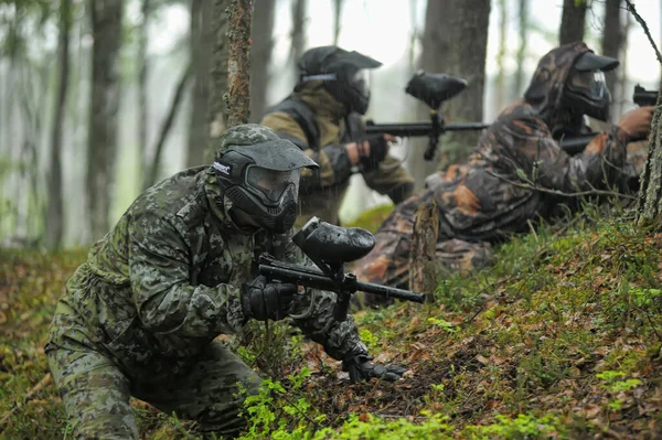 São Petersburgo Rússia 2016 Jogadores Paintball Plena Marcha Campo Tiro — Fotografia de Stock