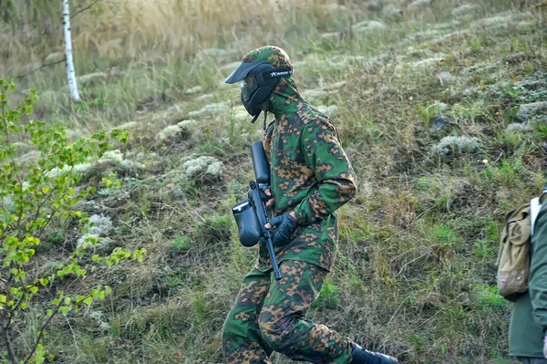 San Petersburgo Rusia 2016 Jugadores Paintball Plena Marcha Campo Tiro —  Fotos de Stock