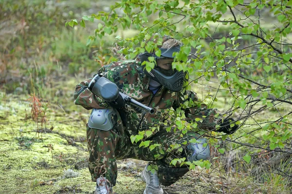 São Petersburgo Rússia 2016 Jogadores Paintball Plena Marcha Campo Tiro — Fotografia de Stock