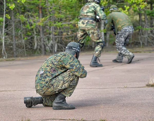 São Petersburgo Rússia 2016 Jogadores Paintball Plena Marcha Campo Tiro — Fotografia de Stock